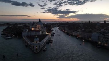 Günbatımında veya gece sinematik Venedik şehir manzarası, Piazza San Marco veya St Mark Meydanı, Campanile ve Ducale veya Doge Sarayı 'nın hava manzarası. İtalya