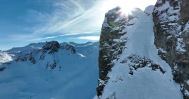 Tignes, Valdisere Fransa 'da kar ile kaplı kayak tabancaları ve yamaçlarının kış drone çekimi. Güneşli bir günde Alpler 'in panoramik manzarası güzel bir kayak kaldırışı snowboard ve kayak merkezlerinde