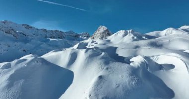 Tignes, Valdisere Fransa 'da kar ile kaplı kayak tabancaları ve yamaçlarının kış drone çekimi. Güneşli bir günde Alpler 'in panoramik manzarası güzel bir kayak kaldırışı snowboard ve kayak merkezlerinde