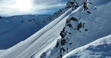 Tignes, Valdisere Fransa 'da kar ile kaplı kayak tabancaları ve yamaçlarının kış drone çekimi. Güneşli bir günde Alpler 'in panoramik manzarası güzel bir kayak kaldırışı snowboard ve kayak merkezlerinde