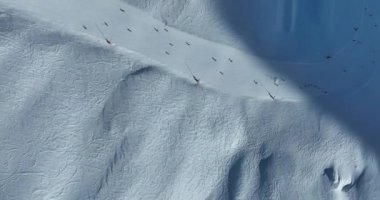 Tignes, Valdisere Fransa 'da kar ile kaplı kayak tabancaları ve yamaçlarının kış drone çekimi. Güneşli bir günde Alpler 'in panoramik manzarası güzel bir kayak kaldırışı snowboard ve kayak merkezlerinde
