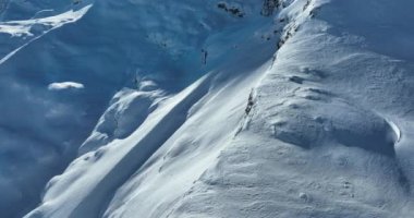Tignes, Valdisere Fransa 'da kar ile kaplı kayak tabancaları ve yamaçlarının kış drone çekimi. Güneşli bir günde Alpler 'in panoramik manzarası güzel bir kayak kaldırışı snowboard ve kayak merkezlerinde