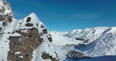 Tignes, Valdisere Fransa 'da kar ile kaplı kayak tabancaları ve yamaçlarının kış drone çekimi. Güneşli bir günde Alpler 'in panoramik manzarası güzel bir kayak kaldırışı snowboard ve kayak merkezlerinde