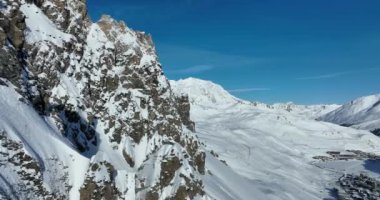 Tignes, Valdisere Fransa 'da kar ile kaplı kayak tabancaları ve yamaçlarının kış drone çekimi. Güneşli bir günde Alpler 'in panoramik manzarası güzel bir kayak kaldırışı snowboard ve kayak merkezlerinde