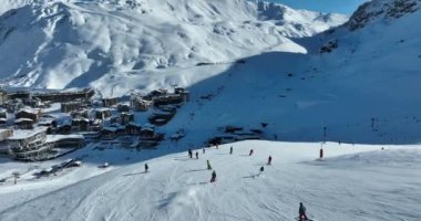 Tignes, Valdisere Fransa 'da kar ile kaplı kayak tabancaları ve yamaçlarının kış drone çekimi. Güneşli bir günde Alpler 'in panoramik manzarası güzel bir kayak kaldırışı snowboard ve kayak merkezlerinde
