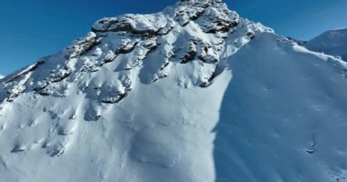 Tignes, Valdisere Fransa 'da kar ile kaplı kayak tabancaları ve yamaçlarının kış drone çekimi. Güneşli bir günde Alpler 'in panoramik manzarası güzel bir kayak kaldırışı snowboard ve kayak merkezlerinde