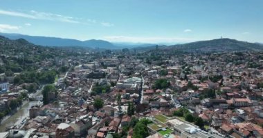 Saraybosna Ulusal Kütüphanesi, tarihi eski belediye binasının hava aracı görüntüsü, kültür mirasının birlikte var olduğu zengin Bosna-Hersek kenti.