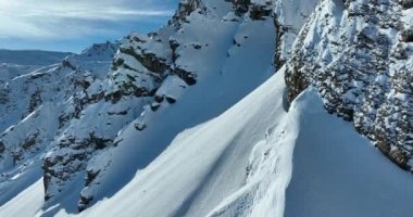Tignes, Valdisere Fransa 'da kar ile kaplı kayak tabancaları ve yamaçlarının kış drone çekimi. Güneşli bir günde Alpler 'in panoramik manzarası güzel bir kayak kaldırışı snowboard ve kayak merkezlerinde