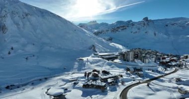 Tignes, Valdisere Fransa 'da kar ile kaplı kayak tabancaları ve yamaçlarının kış drone çekimi. Güneşli bir günde Alpler 'in panoramik manzarası güzel bir kayak kaldırışı snowboard ve kayak merkezlerinde