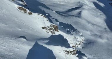 Tignes, Valdisere Fransa 'da kar ile kaplı kayak tabancaları ve yamaçlarının kış drone çekimi. Güneşli bir günde Alpler 'in panoramik manzarası güzel bir kayak kaldırışı snowboard ve kayak merkezlerinde