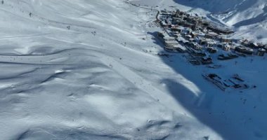 Tignes, Valdisere Fransa 'da kar ile kaplı kayak tabancaları ve yamaçlarının kış drone çekimi. Güneşli bir günde Alpler 'in panoramik manzarası güzel bir kayak kaldırışı snowboard ve kayak merkezlerinde