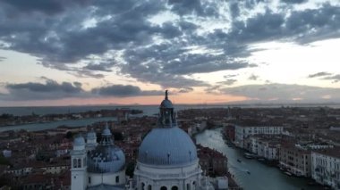 Günbatımında veya gece sinematik Venedik şehir manzarası, Piazza San Marco veya St Mark Meydanı, Campanile ve Ducale veya Doge Sarayı 'nın hava manzarası. İtalya