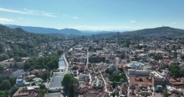 Saraybosna Ulusal Kütüphanesi, tarihi eski belediye binasının hava aracı görüntüsü, kültür mirasının birlikte var olduğu zengin Bosna-Hersek kenti.