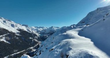 Tignes, Valdisere Fransa 'da kar ile kaplı kayak tabancaları ve yamaçlarının kış drone çekimi. Güneşli bir günde Alpler 'in panoramik manzarası güzel bir kayak kaldırışı snowboard ve kayak merkezlerinde