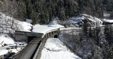 Tignes, Valdisere Fransa 'da kar ile kaplı kayak tabancaları ve yamaçlarının kış drone çekimi. Güneşli bir günde Alpler 'in panoramik manzarası güzel bir kayak kaldırışı snowboard ve kayak merkezlerinde