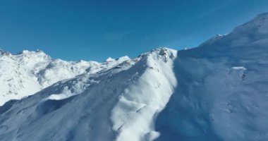 Tignes, Valdisere Fransa 'da kar ile kaplı kayak tabancaları ve yamaçlarının kış drone çekimi. Güneşli bir günde Alpler 'in panoramik manzarası güzel bir kayak kaldırışı snowboard ve kayak merkezlerinde