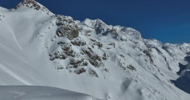 Tignes, Valdisere Fransa 'da kar ile kaplı kayak tabancaları ve yamaçlarının kış drone çekimi. Güneşli bir günde Alpler 'in panoramik manzarası güzel bir kayak kaldırışı snowboard ve kayak merkezlerinde