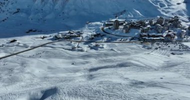 Tignes, Valdisere Fransa 'da kar ile kaplı kayak tabancaları ve yamaçlarının kış drone çekimi. Güneşli bir günde Alpler 'in panoramik manzarası güzel bir kayak kaldırışı snowboard ve kayak merkezlerinde