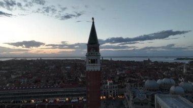 Günbatımında veya gece sinematik Venedik şehir manzarası, Piazza San Marco veya St Mark Meydanı, Campanile ve Ducale veya Doge Sarayı 'nın hava manzarası. İtalya