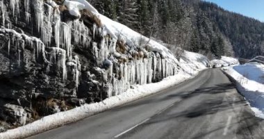 Tignes, Valdisere Fransa 'da kar ile kaplı kayak tabancaları ve yamaçlarının kış drone çekimi. Güneşli bir günde Alpler 'in panoramik manzarası güzel bir kayak kaldırışı snowboard ve kayak merkezlerinde