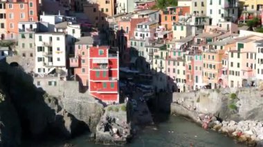 Riomaggiore 'un hava aracı manzarası, İtalya Renkli Uçurum Kasabası ünlü Cinque Terre' nin sahil dağı, Liguria, Kuzey İtalya yaz günü Tyrhenian Denizi 'nde. Sahil yolculuğu köyü.. 