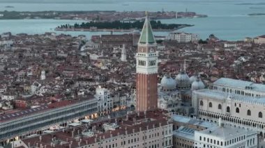 Günbatımında veya gece sinematik Venedik şehir manzarası, Piazza San Marco veya St Mark Meydanı, Campanile ve Ducale veya Doge Sarayı 'nın hava manzarası. İtalya