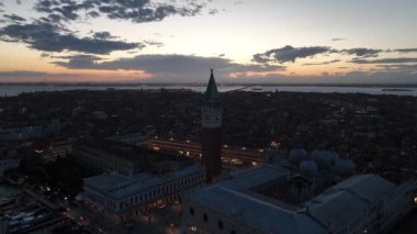 Günbatımında veya gece sinematik Venedik şehir manzarası, Piazza San Marco veya St Mark Meydanı, Campanile ve Ducale veya Doge Sarayı 'nın hava manzarası. İtalya