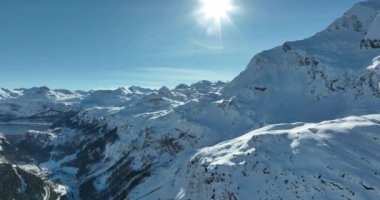 Tignes, Valdisere Fransa 'da kar ile kaplı kayak tabancaları ve yamaçlarının kış drone çekimi. Güneşli bir günde Alpler 'in panoramik manzarası güzel bir kayak kaldırışı snowboard ve kayak merkezlerinde