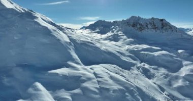 Tignes, Valdisere Fransa 'da kar ile kaplı kayak tabancaları ve yamaçlarının kış drone çekimi. Güneşli bir günde Alpler 'in panoramik manzarası güzel bir kayak kaldırışı snowboard ve kayak merkezlerinde