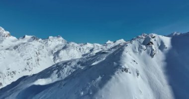 Tignes, Valdisere Fransa 'da kar ile kaplı kayak tabancaları ve yamaçlarının kış drone çekimi. Güneşli bir günde Alpler 'in panoramik manzarası güzel bir kayak kaldırışı snowboard ve kayak merkezlerinde