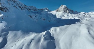 Tignes, Valdisere Fransa 'da kar ile kaplı kayak tabancaları ve yamaçlarının kış drone çekimi. Güneşli bir günde Alpler 'in panoramik manzarası güzel bir kayak kaldırışı snowboard ve kayak merkezlerinde