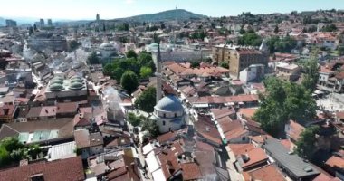 Saraybosna Ulusal Kütüphanesi, tarihi eski belediye binasının hava aracı görüntüsü, kültür mirasının birlikte var olduğu zengin Bosna-Hersek kenti.