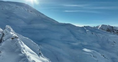 Tignes, Valdisere Fransa 'da kar ile kaplı kayak tabancaları ve yamaçlarının kış drone çekimi. Güneşli bir günde Alpler 'in panoramik manzarası güzel bir kayak kaldırışı snowboard ve kayak merkezlerinde