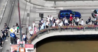 Saraybosna Ulusal Kütüphanesi, tarihi eski belediye binasının hava aracı görüntüsü, kültür mirasının birlikte var olduğu zengin Bosna-Hersek kenti.