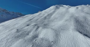 Tignes, Valdisere Fransa 'da kar ile kaplı kayak tabancaları ve yamaçlarının kış drone çekimi. Güneşli bir günde Alpler 'in panoramik manzarası güzel bir kayak kaldırışı snowboard ve kayak merkezlerinde
