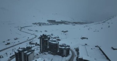 Fransız Alp Dağları 'nda kar fırtınası. Karlı ve kötü hava dağları üzerindeki hava akımı. Sert Vahşi Çevre. Tignes 'deki Doğal Fenomen. Beyaz Kış Manzarası 