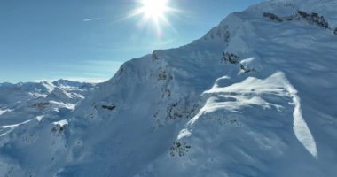 Tignes, Valdisere Fransa 'da kar ile kaplı kayak tabancaları ve yamaçlarının kış drone çekimi. Güneşli bir günde Alpler 'in panoramik manzarası güzel bir kayak kaldırışı snowboard ve kayak merkezlerinde