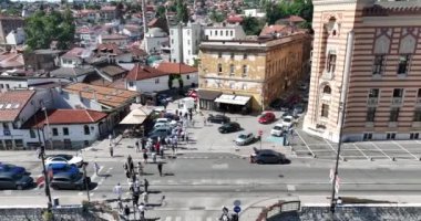 Saraybosna Ulusal Kütüphanesi, tarihi eski belediye binasının hava aracı görüntüsü, kültür mirasının birlikte var olduğu zengin Bosna-Hersek kenti.