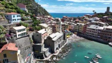Riomaggiore 'un hava aracı manzarası, İtalya Renkli Uçurum Kasabası ünlü Cinque Terre' nin sahil dağı, Liguria, Kuzey İtalya yaz günü Tyrhenian Denizi 'nde. Sahil yolculuğu köyü.. 