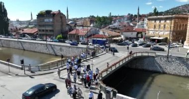 Saraybosna Ulusal Kütüphanesi, tarihi eski belediye binasının hava aracı görüntüsü, kültür mirasının birlikte var olduğu zengin Bosna-Hersek kenti.