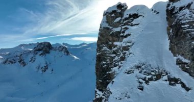 Tignes, Valdisere Fransa 'da kar ile kaplı kayak tabancaları ve yamaçlarının kış drone çekimi. Güneşli bir günde Alpler 'in panoramik manzarası güzel bir kayak kaldırışı snowboard ve kayak merkezlerinde