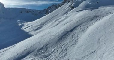 Tignes, Valdisere Fransa 'da kar ile kaplı kayak tabancaları ve yamaçlarının kış drone çekimi. Güneşli bir günde Alpler 'in panoramik manzarası güzel bir kayak kaldırışı snowboard ve kayak merkezlerinde