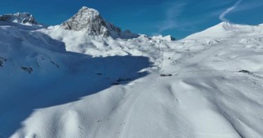 Tignes, Valdisere Fransa 'da kar ile kaplı kayak tabancaları ve yamaçlarının kış drone çekimi. Güneşli bir günde Alpler 'in panoramik manzarası güzel bir kayak kaldırışı snowboard ve kayak merkezlerinde