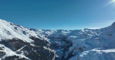 Tignes, Valdisere Fransa 'da kar ile kaplı kayak tabancaları ve yamaçlarının kış drone çekimi. Güneşli bir günde Alpler 'in panoramik manzarası güzel bir kayak kaldırışı snowboard ve kayak merkezlerinde