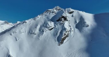Tignes, Valdisere Fransa 'da kar ile kaplı kayak tabancaları ve yamaçlarının kış drone çekimi. Güneşli bir günde Alpler 'in panoramik manzarası güzel bir kayak kaldırışı snowboard ve kayak merkezlerinde