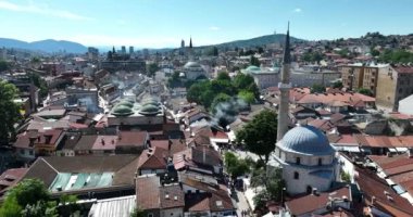 Saraybosna Ulusal Kütüphanesi, tarihi eski belediye binasının hava aracı görüntüsü, kültür mirasının birlikte var olduğu zengin Bosna-Hersek kenti.