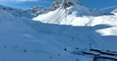 Tignes, Valdisere Fransa 'da kar ile kaplı kayak tabancaları ve yamaçlarının kış drone çekimi. Güneşli bir günde Alpler 'in panoramik manzarası güzel bir kayak kaldırışı snowboard ve kayak merkezlerinde