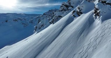 Tignes, Valdisere Fransa 'da kar ile kaplı kayak tabancaları ve yamaçlarının kış drone çekimi. Güneşli bir günde Alpler 'in panoramik manzarası güzel bir kayak kaldırışı snowboard ve kayak merkezlerinde