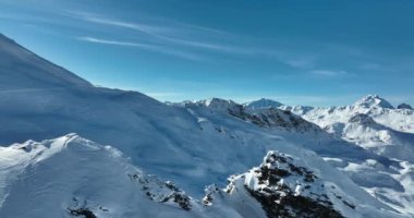 Tignes, Valdisere Fransa 'da kar ile kaplı kayak tabancaları ve yamaçlarının kış drone çekimi. Güneşli bir günde Alpler 'in panoramik manzarası güzel bir kayak kaldırışı snowboard ve kayak merkezlerinde