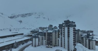 Fransız Alp Dağları 'nda kar fırtınası. Karlı ve kötü hava dağları üzerindeki hava akımı. Sert Vahşi Çevre. Tignes 'deki Doğal Fenomen. Beyaz Kış Manzarası 